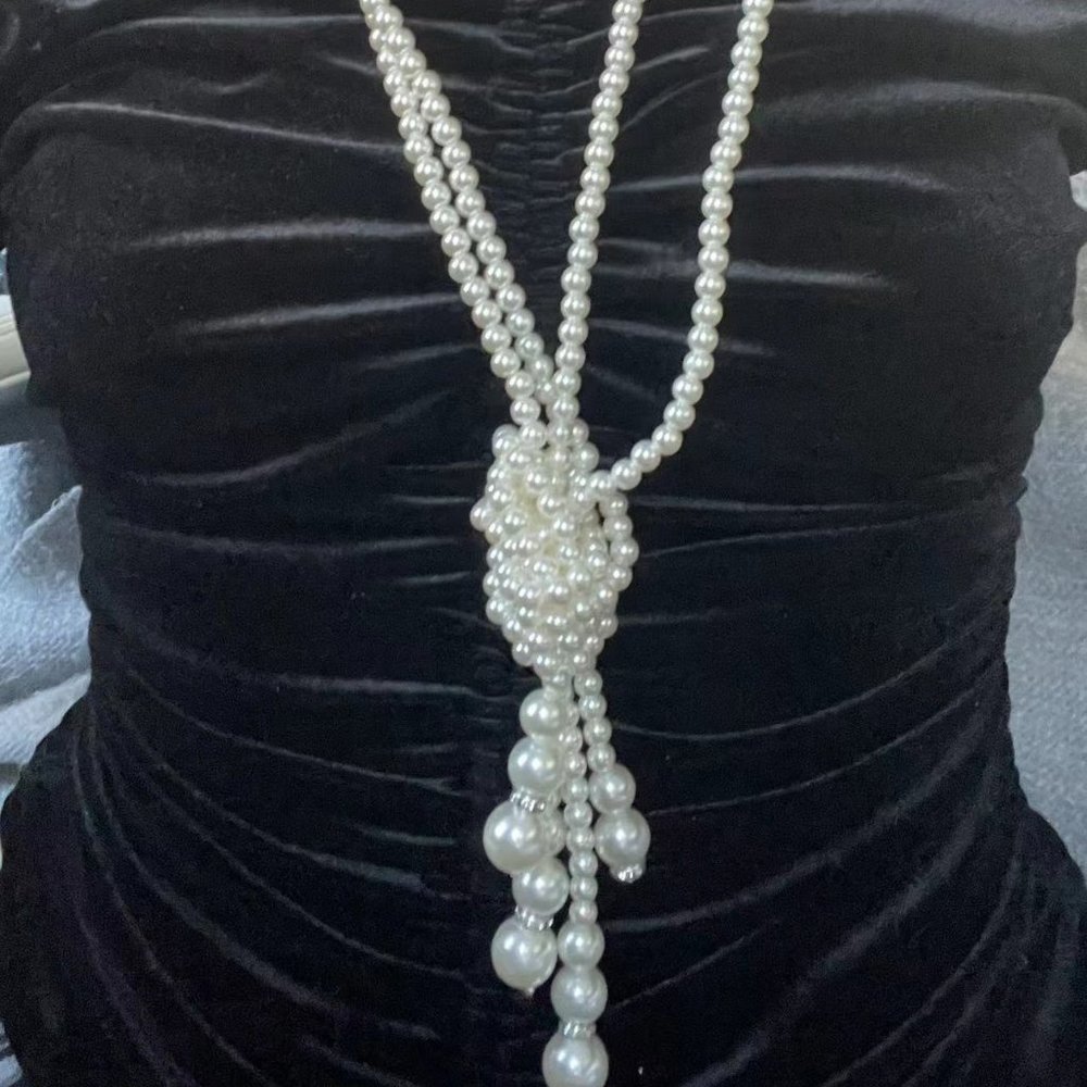 Vintage faux pearls knot necklace with rhinestones super stunning